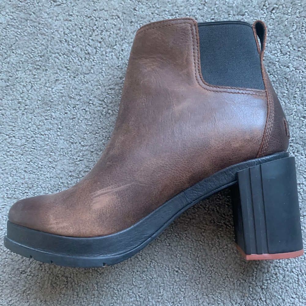 Sorel Blake boots never worn. Size 11US. 3.5inch heel